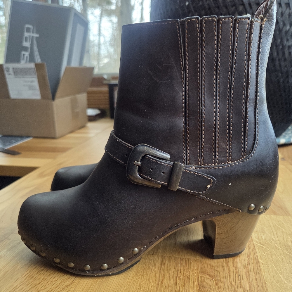 Dansko Rhianna Brown leather ankle boot. Size 40